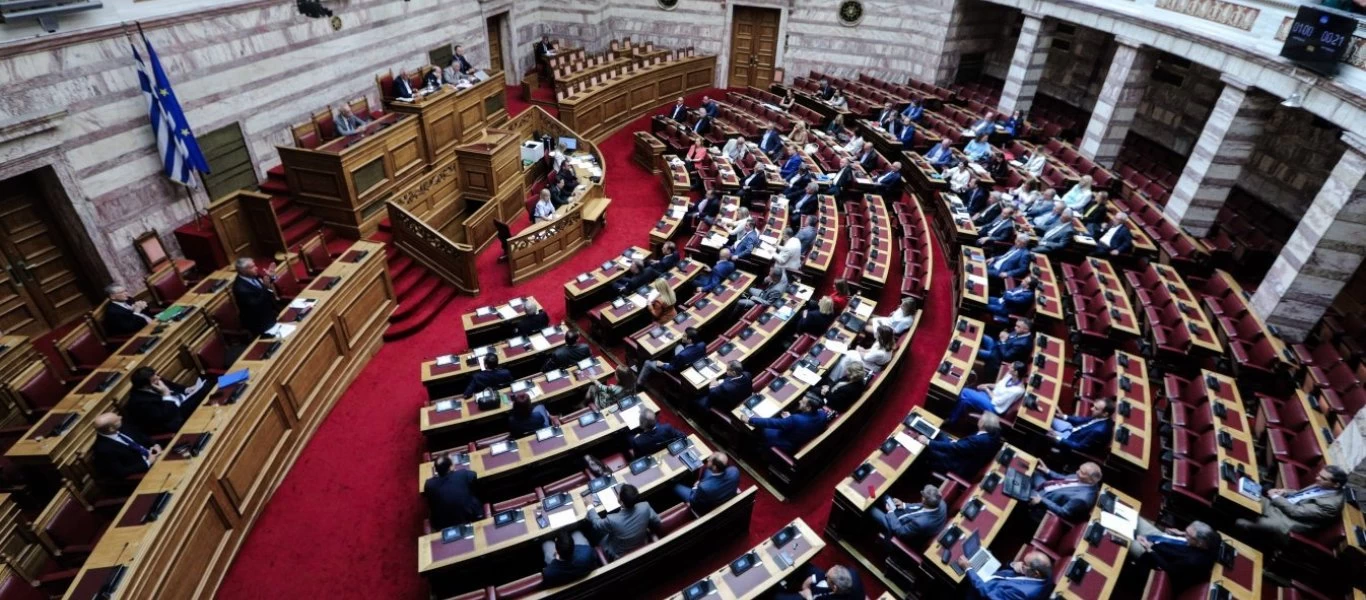 Βγήκαν τα «μαχαίρια» στη Βουλή για τα επεισόδια με τα ΜΑΤ στη Λέσβο
